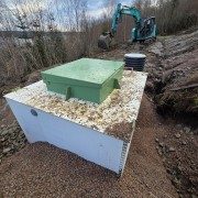 Ferdig installert renseanlegg med grønt lokk – ØST Miljøteknikk AS